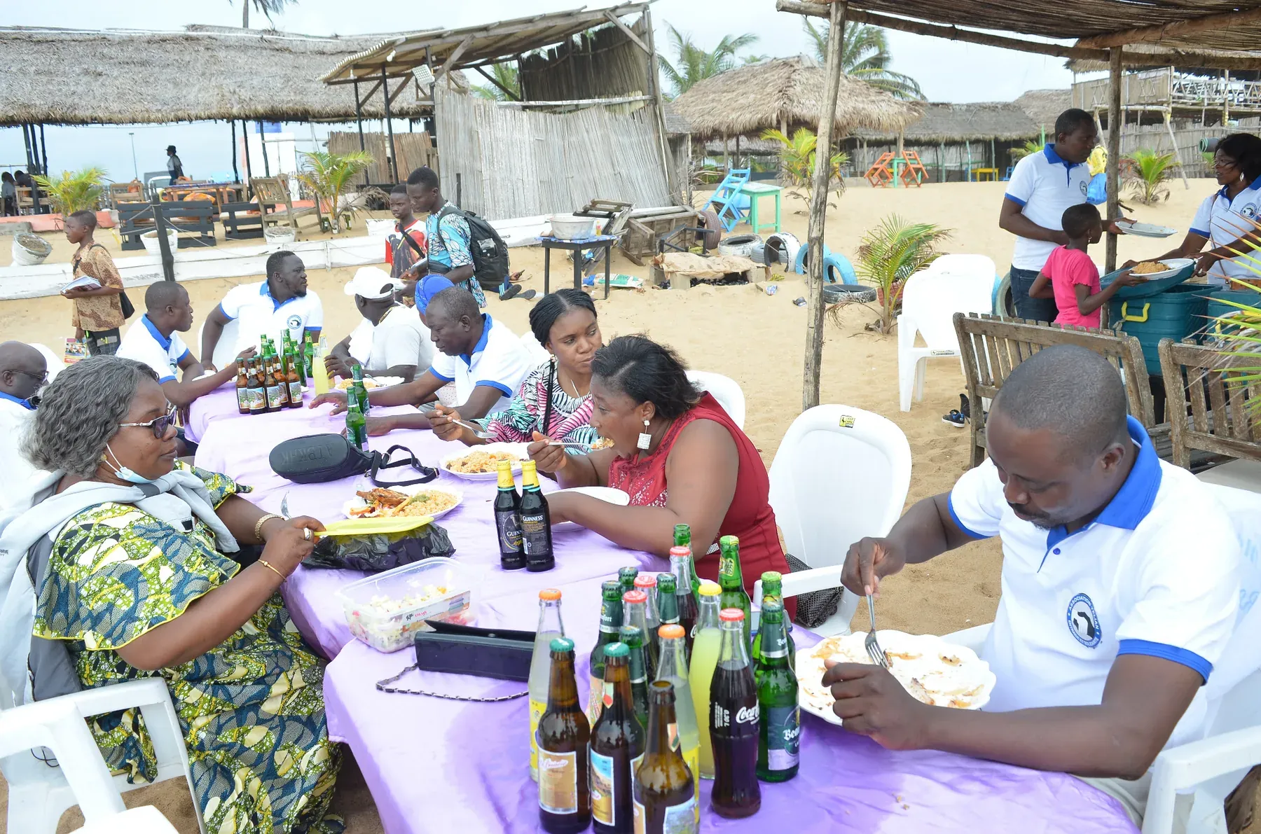 Moment convivial à Fidjrossè